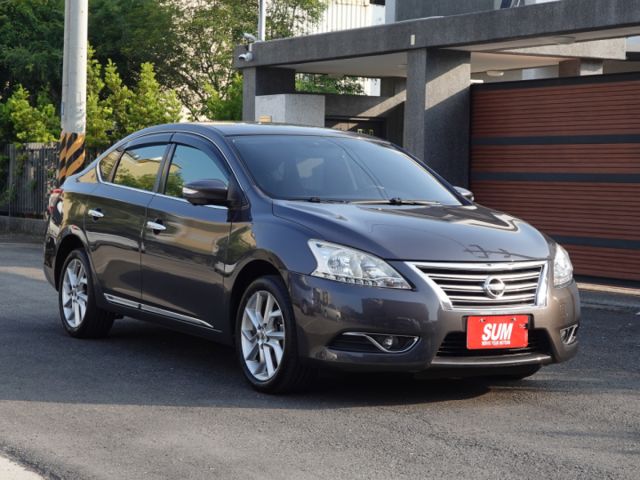▲最頂級旗艦版，才有四氣囊，電動椅，環景▲推薦認證車，代步省油，保養便宜▲免鑰匙，恆溫，定速，感應大燈▲全台保固，可全貸  第1張相片