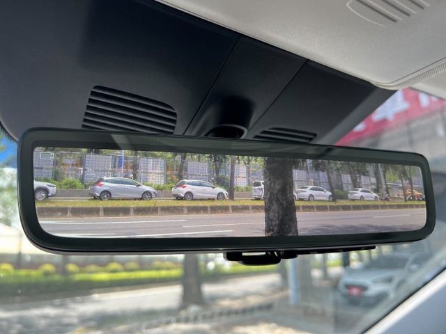 22年9月出廠.1月領牌.正8人座.環景.電動尾門.ACC跟車.手自排換檔撥片.車道偏移  第13張相片