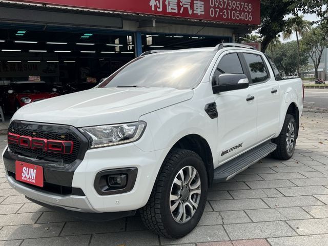 Apple CarPlay .後捲簾.環景.4WD 電動椅  倒車顯影 柴油  第1張相片