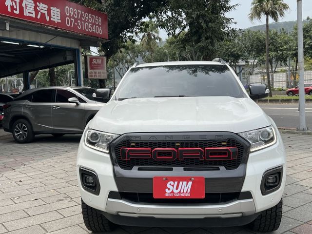 Apple CarPlay .後捲簾.環景.4WD 電動椅  倒車顯影 柴油  第2張相片