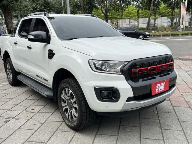 Apple CarPlay .後捲簾.環景.4WD 電動椅  倒車顯影 柴油  第3張相片
