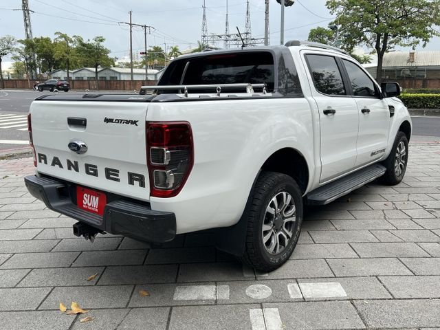 Apple CarPlay .後捲簾.環景.4WD 電動椅  倒車顯影 柴油  第4張相片