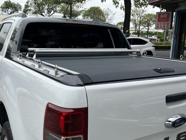 Apple CarPlay .後捲簾.環景.4WD 電動椅  倒車顯影 柴油  第6張相片