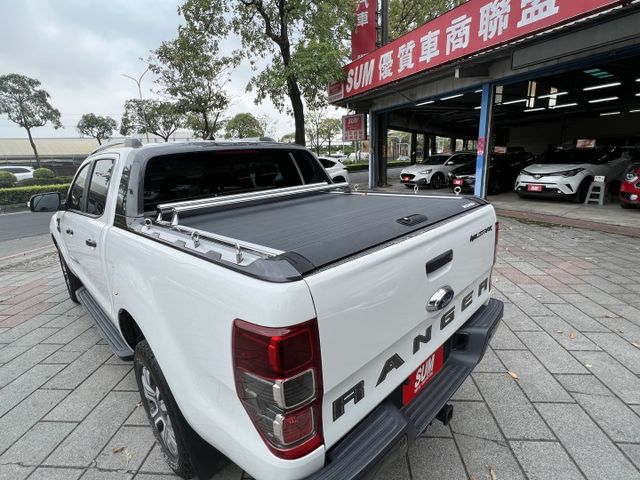 Apple CarPlay .後捲簾.環景.4WD 電動椅  倒車顯影 柴油  第7張相片