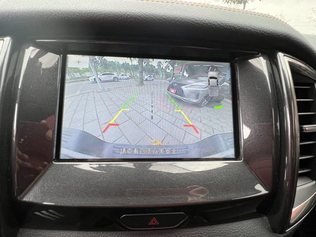 Apple CarPlay .後捲簾.環景.4WD 電動椅  倒車顯影 柴油  第11張相片