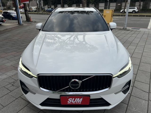 正2022年出廠，23年式，B4，全景天窗，360環景，HUD，電動尾門，原鈑件，原廠保養  第2張相片