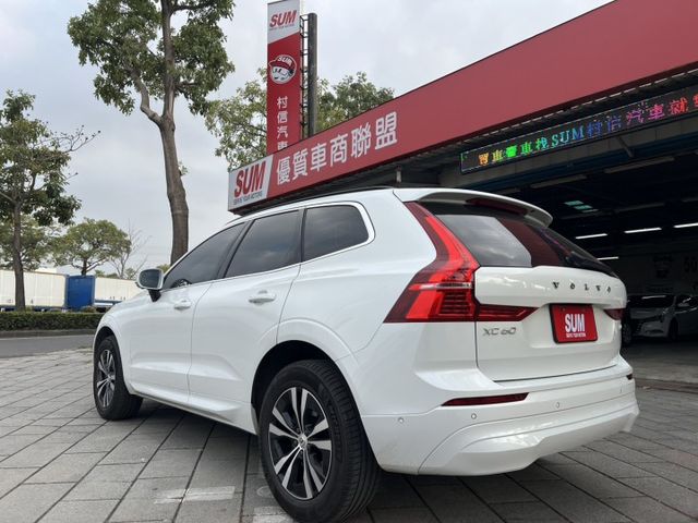 正2022年出廠，23年式，B4，全景天窗，360環景，HUD，電動尾門，原鈑件，原廠保養  第4張相片