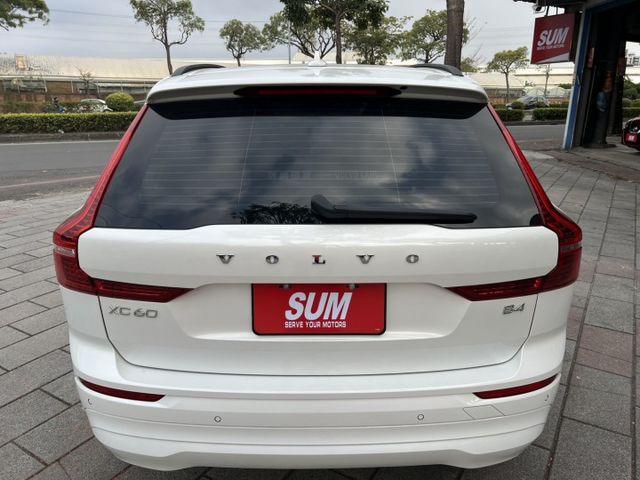 正2022年出廠，23年式，B4，全景天窗，360環景，HUD，電動尾門，原鈑件，原廠保養  第5張相片