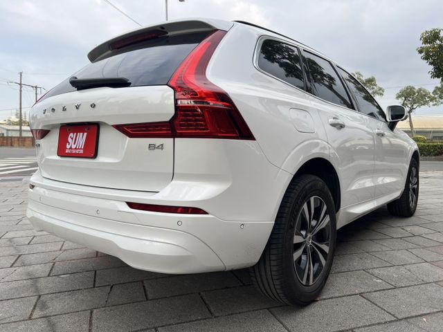 正2022年出廠，23年式，B4，全景天窗，360環景，HUD，電動尾門，原鈑件，原廠保養  第6張相片