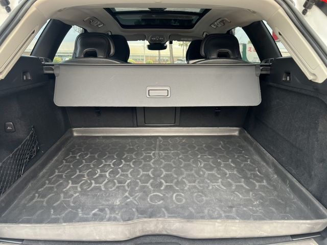 正2022年出廠，23年式，B4，全景天窗，360環景，HUD，電動尾門，原鈑件，原廠保養  第7張相片