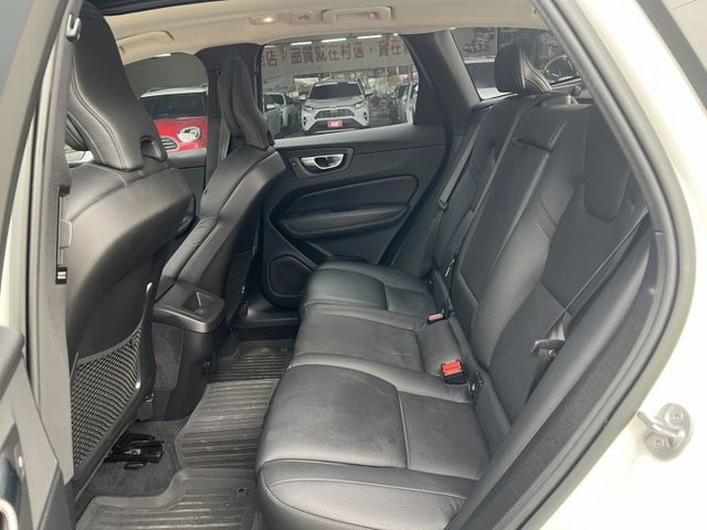 正2022年出廠，23年式，B4，全景天窗，360環景，HUD，電動尾門，原鈑件，原廠保養  第10張相片