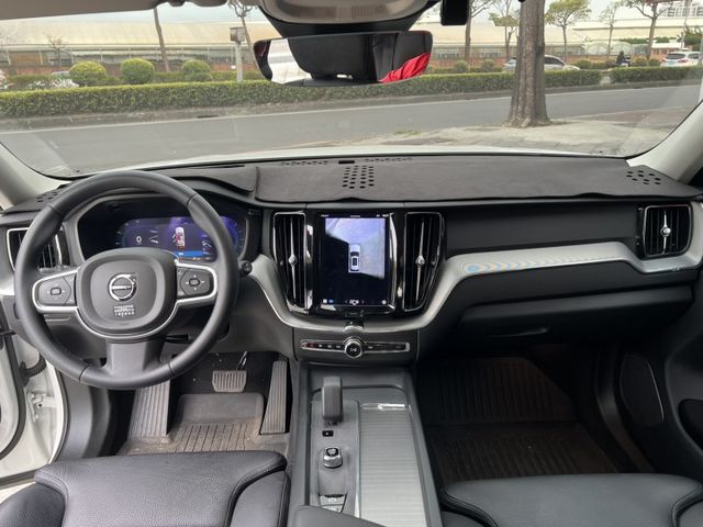 正2022年出廠，23年式，B4，全景天窗，360環景，HUD，電動尾門，原鈑件，原廠保養  第11張相片