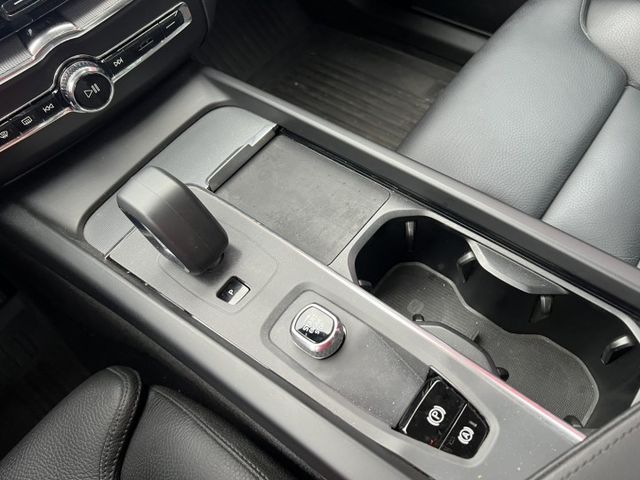 正2022年出廠，23年式，B4，全景天窗，360環景，HUD，電動尾門，原鈑件，原廠保養  第14張相片