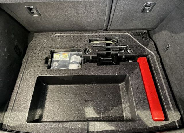 魂動鋼鐵灰 7安/i-key/摸門/循跡/盲點/ACC跟車/電動尾門/CarPlay 原鈑件認證車 僅跑53000KM  第17張相片