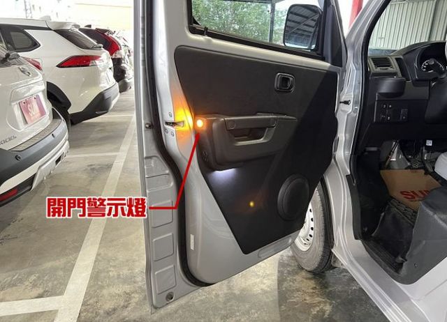 〔自排〕一手車 僅跑1萬公里 新車保固中 雙安/循跡/LED大燈/日行燈/前後錄影行車紀錄  第8張相片