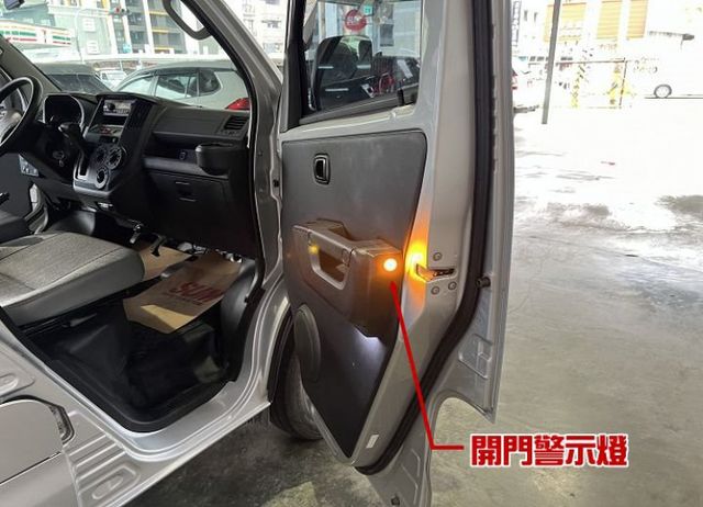 〔自排〕一手車 僅跑1萬公里 新車保固中 雙安/循跡/LED大燈/日行燈/前後錄影行車紀錄  第16張相片