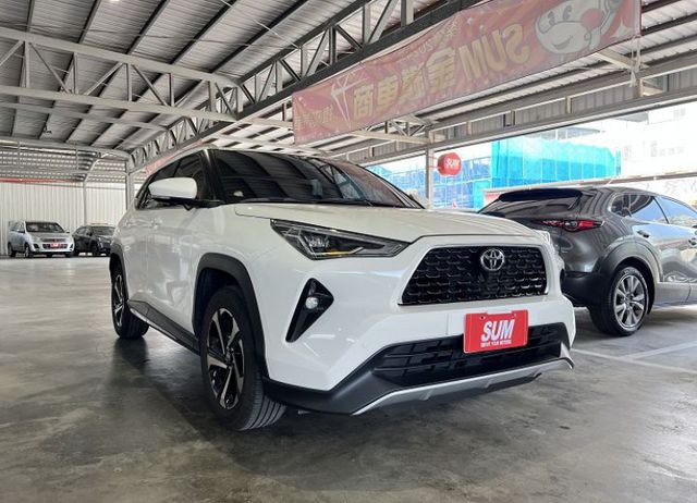 頂規潮玩版 加購原廠數萬元配備 僅跑17000KM 新車保固中 8安/i-KEY/摸門/盲點/跟車/環景/腳踢電尾門  第4張相片