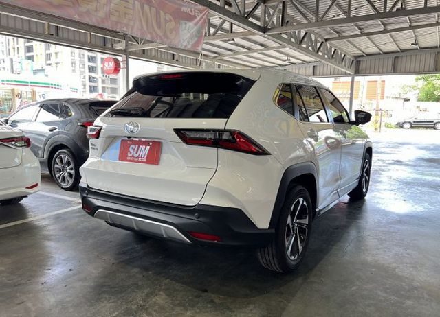 頂規潮玩版 加購原廠數萬元配備 僅跑17000KM 新車保固中 8安/i-KEY/摸門/盲點/跟車/環景/腳踢電尾門  第7張相片