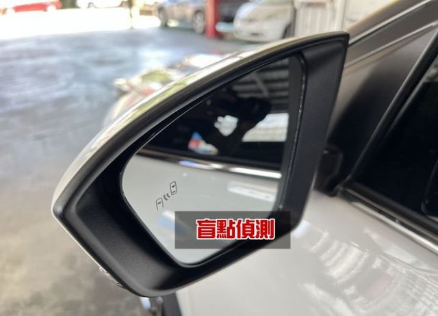 頂規潮玩版 加購原廠數萬元配備 僅跑17000KM 新車保固中 8安/i-KEY/摸門/盲點/跟車/環景/腳踢電尾門  第10張相片