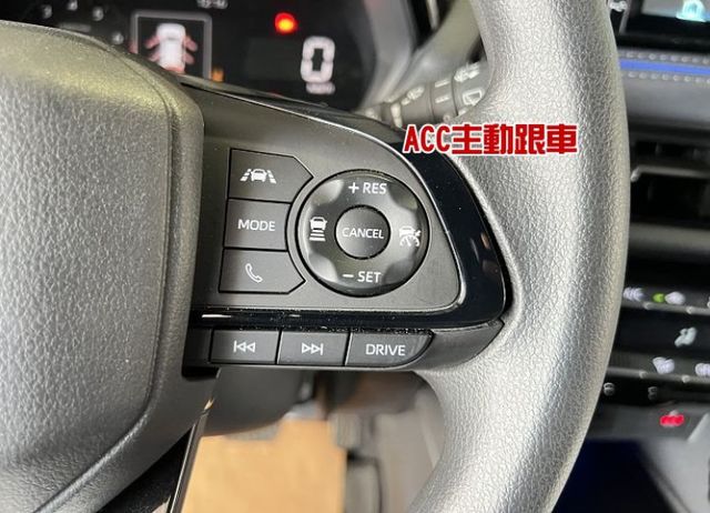 頂規潮玩版 加購原廠數萬元配備 僅跑17000KM 新車保固中 8安/i-KEY/摸門/盲點/跟車/環景/腳踢電尾門  第12張相片