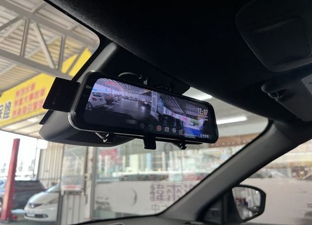 頂規潮玩版 加購原廠數萬元配備 僅跑17000KM 新車保固中 8安/i-KEY/摸門/盲點/跟車/環景/腳踢電尾門  第13張相片
