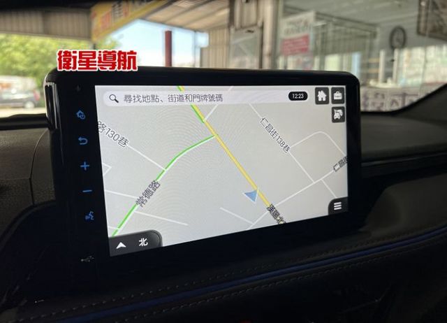 頂規潮玩版 加購原廠數萬元配備 僅跑17000KM 新車保固中 8安/i-KEY/摸門/盲點/跟車/環景/腳踢電尾門  第15張相片
