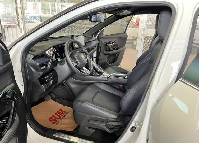 頂規潮玩版 加購原廠數萬元配備 僅跑17000KM 新車保固中 8安/i-KEY/摸門/盲點/跟車/環景/腳踢電尾門  第18張相片
