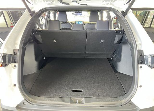 頂規潮玩版 加購原廠數萬元配備 僅跑17000KM 新車保固中 8安/i-KEY/摸門/盲點/跟車/環景/腳踢電尾門  第20張相片
