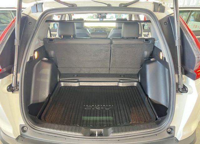 VTI-S 一手車 僅跑6萬 全程原廠保養 8安/摸門/ACC/盲點/循跡/Apple CarPlay/電動尾門  第20張相片