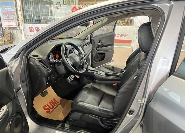 頂規S版 一手車 僅跑8萬7 8安/恆溫/定速/循跡/導航/影音 售後1年2萬公里保固  第18張相片