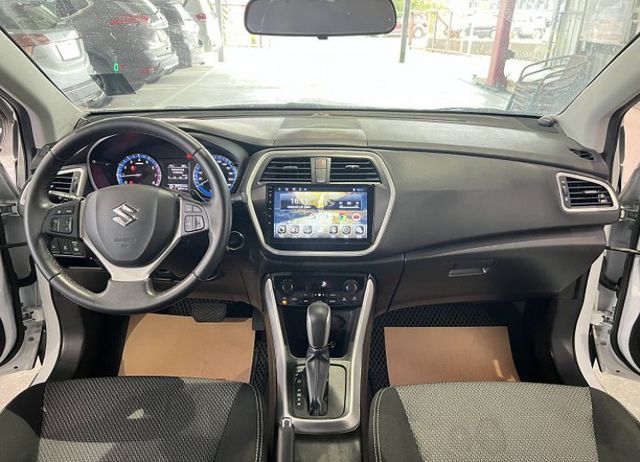 影音版 一手車 僅跑9萬4 原廠保養 配備i-key/7氣囊/定速/循跡/導航/倒車影像  第9張相片