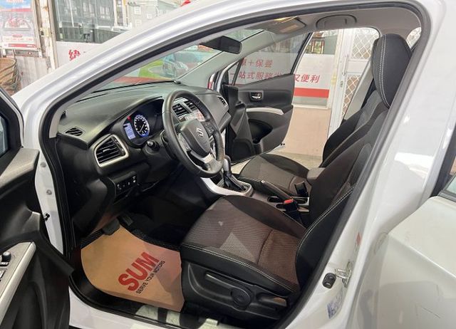 影音版 一手車 僅跑9萬4 原廠保養 配備i-key/7氣囊/定速/循跡/導航/倒車影像  第16張相片