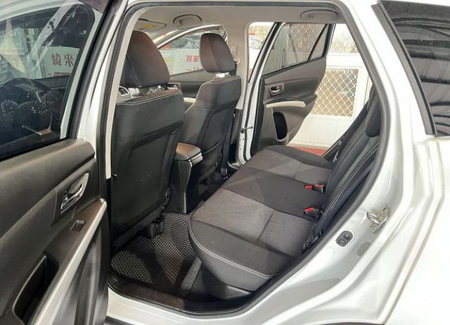 影音版 一手車 僅跑9萬4 原廠保養 配備i-key/7氣囊/定速/循跡/導航/倒車影像  第17張相片