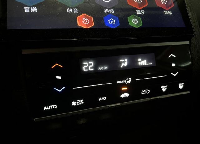 頂規S版 一手車 原廠保養 配備4氣囊/恆溫/定速/循跡/導航 售後1年2萬公里保固  第14張相片