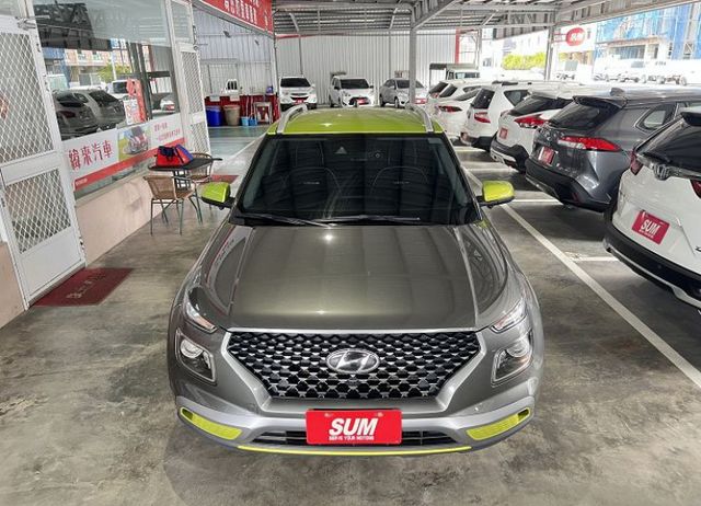 頂規雙色 一手車 原廠保養 僅跑4萬2 配備i-key/6氣囊/循跡/定速/盲點/環景/導航/CarPlay  第2張相片