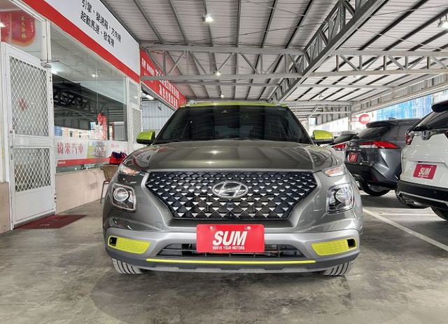 頂規雙色 一手車 原廠保養 僅跑4萬2 配備i-key/6氣囊/循跡/定速/盲點/環景/導航/CarPlay  第3張相片