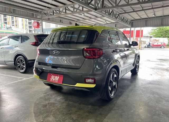 頂規雙色 一手車 原廠保養 僅跑4萬2 配備i-key/6氣囊/循跡/定速/盲點/環景/導航/CarPlay  第7張相片