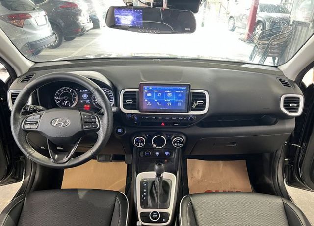 頂規雙色 一手車 原廠保養 僅跑4萬2 配備i-key/6氣囊/循跡/定速/盲點/環景/導航/CarPlay  第11張相片