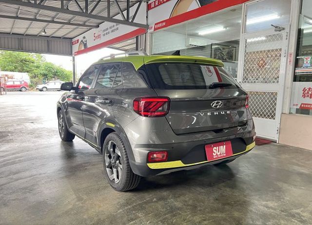 頂規雙色 一手車 原廠保養 僅跑4萬2 配備i-key/6氣囊/循跡/定速/盲點/環景/導航/CarPlay  第5張相片