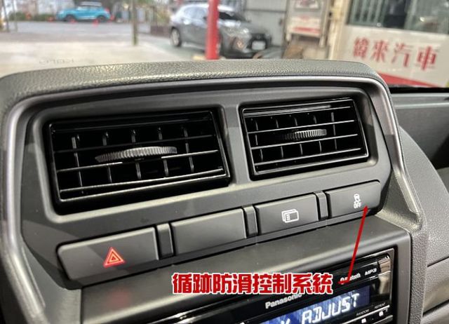 【自排】 一手車 僅跑3萬 原廠保養 定速/循跡/行車紀錄+倒車輔助影像  第11張相片