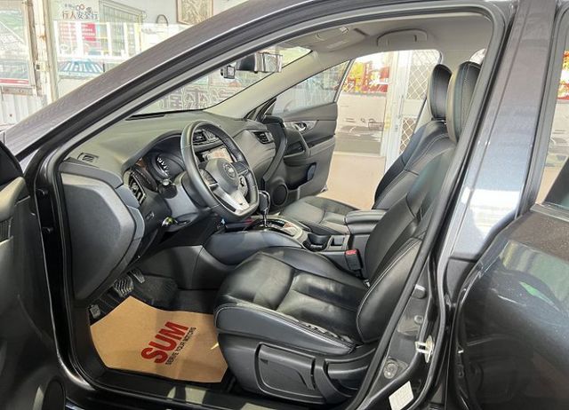 小改款~原鈑件認證車 僅跑4萬 6安/恆溫/循跡/導航/倒車影像 售後2年5萬公里保固  第18張相片