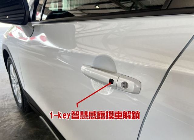 影音版 一手車 僅跑9萬4 原廠保養 配備i-key/7氣囊/定速/循跡/導航/倒車影像  第9張相片
