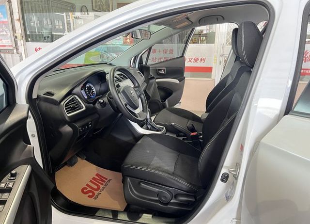 影音版 一手車 僅跑9萬4 原廠保養 配備i-key/7氣囊/定速/循跡/導航/倒車影像  第18張相片