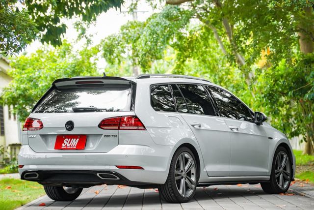 選配珍珠白｜原鈑件｜R-Line 套件｜全景天窗｜CARPLAY｜麂皮方向盤｜可全貸｜ikey免鑰匙  第4張相片