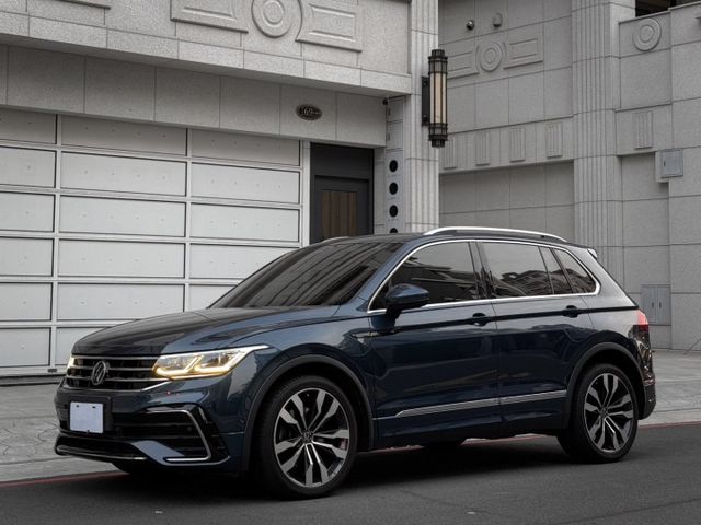 矩陣式頭燈/自動轉向頭燈/三幅式觸控方向盤/10.25吋全邏輯液晶儀表板/多媒體鏡面觸控主機/ACC跟車/AEB自動煞停  第1張相片