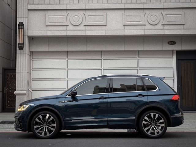 矩陣式頭燈/自動轉向頭燈/三幅式觸控方向盤/10.25吋全邏輯液晶儀表板/多媒體鏡面觸控主機/ACC跟車/AEB自動煞停  第2張相片