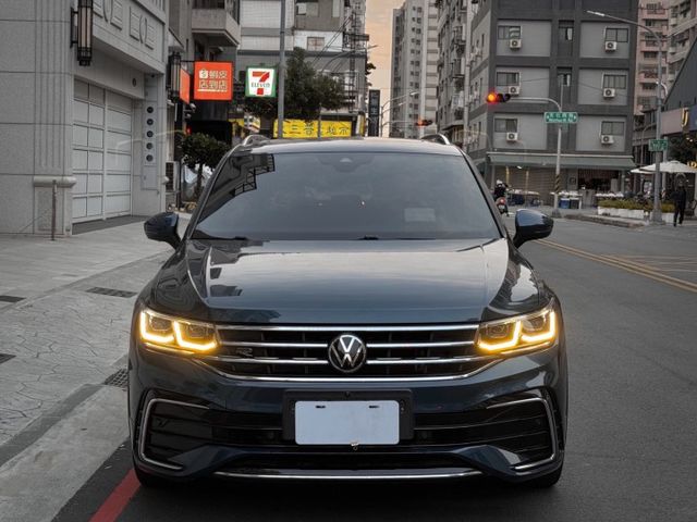 矩陣式頭燈/自動轉向頭燈/三幅式觸控方向盤/10.25吋全邏輯液晶儀表板/多媒體鏡面觸控主機/ACC跟車/AEB自動煞停  第4張相片