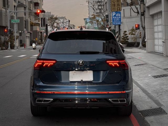 矩陣式頭燈/自動轉向頭燈/三幅式觸控方向盤/10.25吋全邏輯液晶儀表板/多媒體鏡面觸控主機/ACC跟車/AEB自動煞停  第5張相片