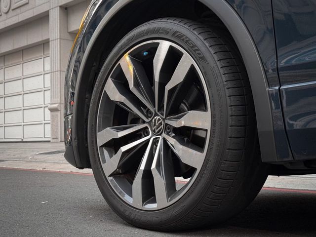 矩陣式頭燈/自動轉向頭燈/三幅式觸控方向盤/10.25吋全邏輯液晶儀表板/多媒體鏡面觸控主機/ACC跟車/AEB自動煞停  第6張相片