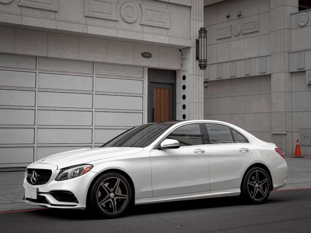 正AMG/柏林之音/四輪傳動/雙區恆溫/黑枕木內裝/雙前座電熱椅/駕駛座記憶座椅/石英鐘/改裝C63前保桿,引擎蓋  第1張相片